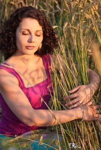 portrait-femme-champ-gerbe-ble-seigle