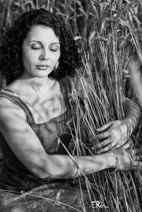 portrait-femme-champ-gerbe-ble-seigle