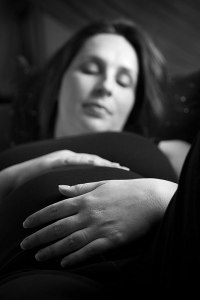 femme-enceinte-maternite-grossesse-portrait-allongee