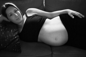 femme-enceinte-maternite-grossesse-portrait-allongee