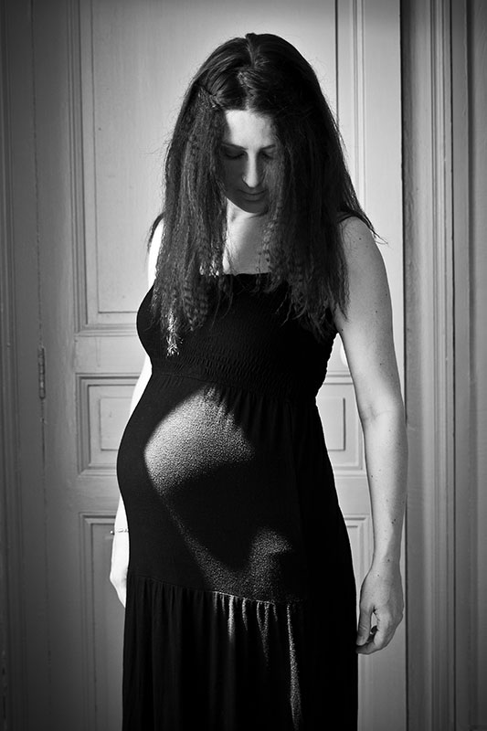 maternite-enceinte-ventre-rond-robe-noire