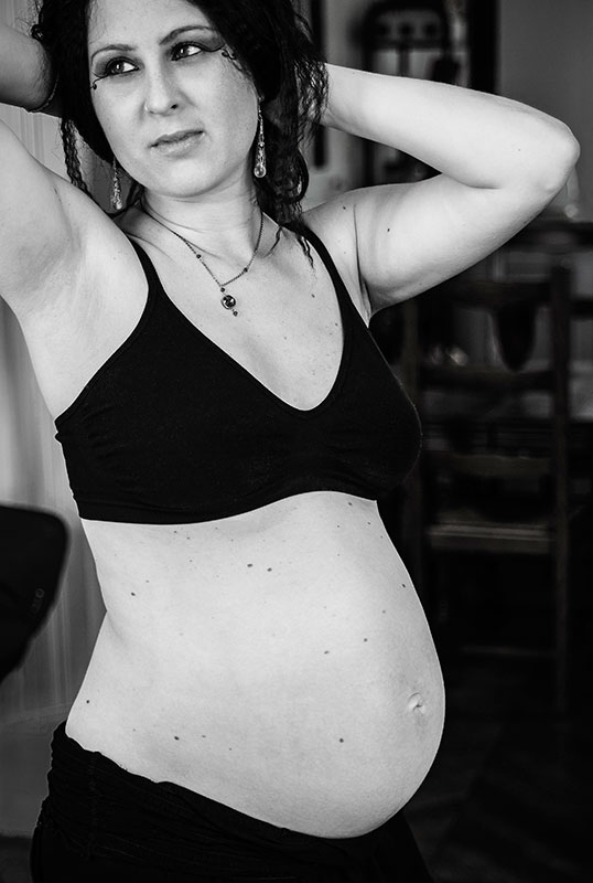 maternite-enceinte-femme-ventre-rond-nu