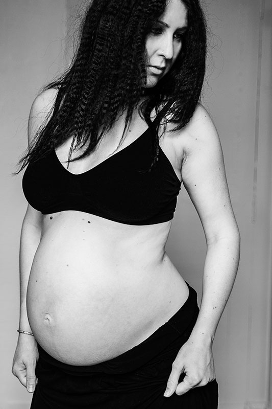 maternite-enceinte-femme-ventre-rond-nu