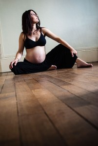 maternite-enceinte-portrait-assise-ventre-nu