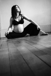 maternite-enceinte-femme-ventre-rond-nu