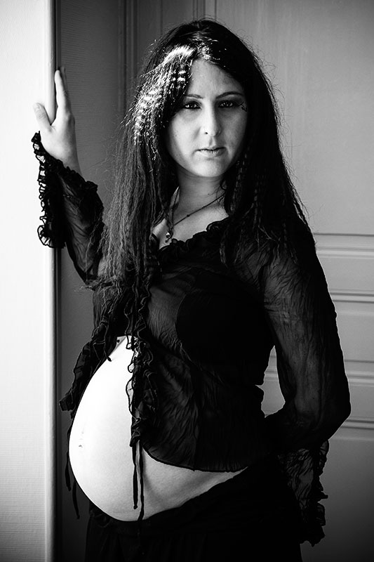 maternite-enceinte-femme-ventre-rond-nu