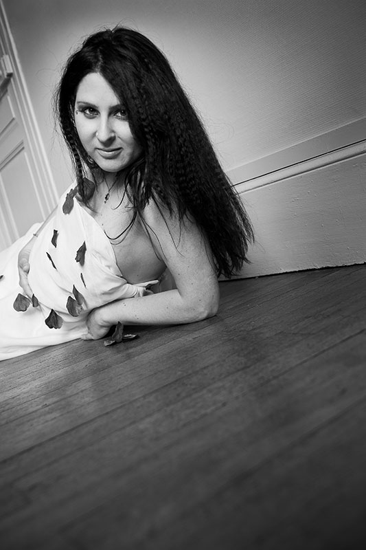 maternite-enceinte-drapee-allongee