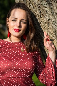 portrait-buste-jeune-femme-rouge-coralie