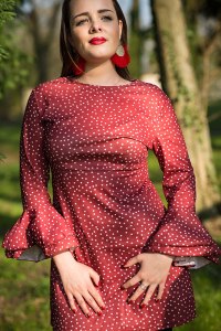 portrait-tronc-jeune-femme-rouge-coralie