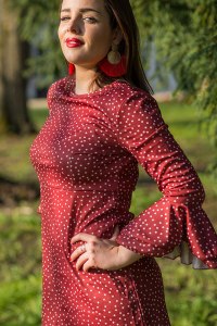 portrait-tronc-jeune-femme-rouge-coralie