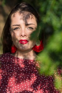 portrait-jeune-femme-rouge-coralie-feuillage