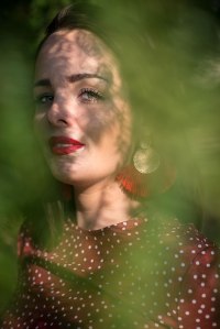 portrait-jeune-femme-rouge-coralie-feuillage