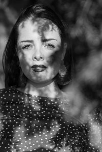 portrait-jeune-femme-rouge-coralie-feuillage