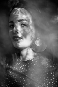 portrait-jeune-femme-rouge-coralie-feuillage