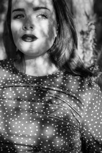 portrait-jeune-femme-rouge-coralie-feuillage