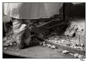 femme-danse-classique-pointe-gravats-escalier-urbex