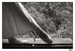 femme-danse-classique-pointes-fenêtre-urbex