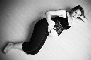 photo-maternité-portrait-coralie-enceinte-allongée