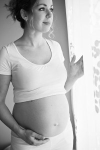 photo-maternité-portrait-coralie-enceinte-fenêtre