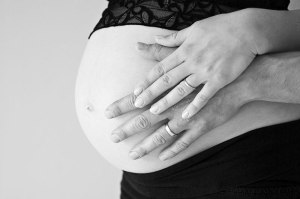 maternité-coralie-enceinte-ventre-mains-père