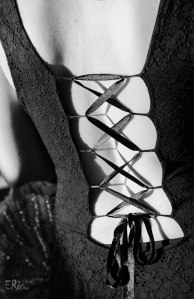 mariage-invitee-femme-dos-nu-robe-lacets