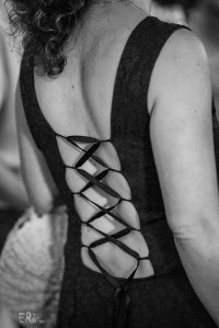 mariage-invitee-femme-dos-nu-robe-lacets