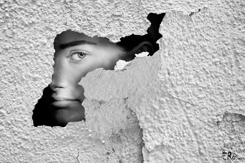 portrait-trou-mur-espionne-breche