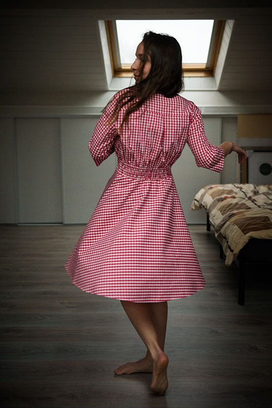 jeune-femme-robe-vichy-rouge-anne-danse-4