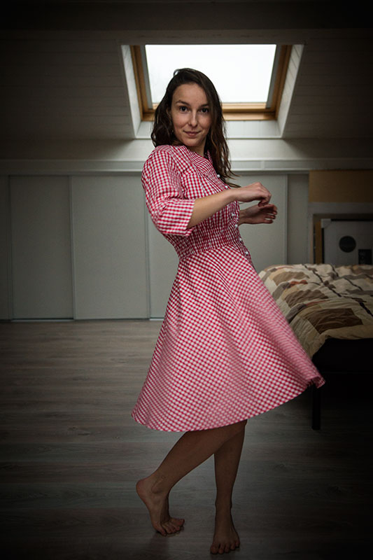 jeune-femme-robe-vichy-rouge-anne-danse-1