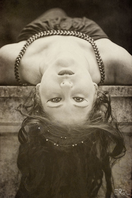 gardienne-temple-antique-portrait-allongée