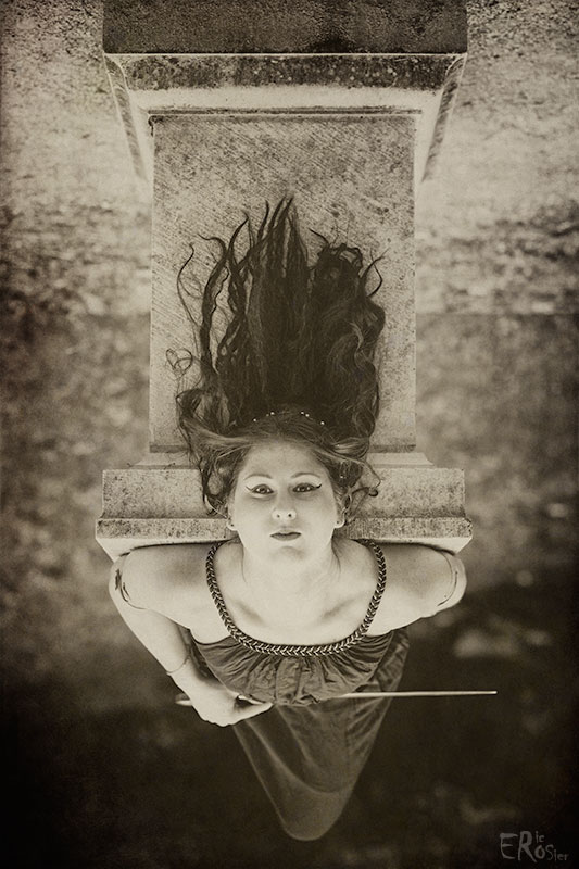 gardienne-temple-antique-portrait-allongée-autel